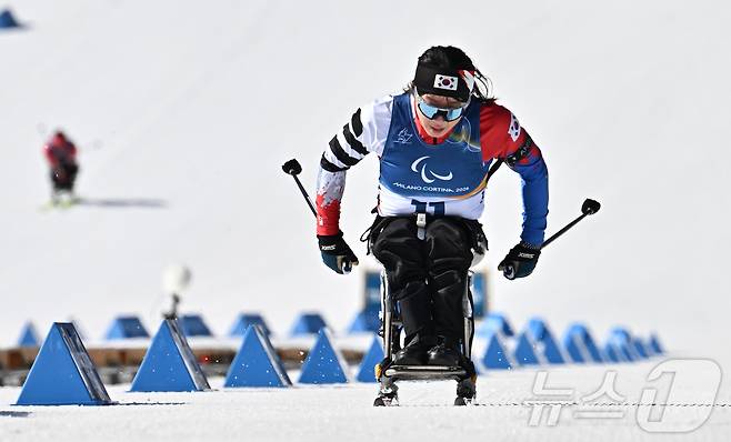 바이애슬론 김윤지가 8일(현지시간) 이탈리아 테세로 크로스컨트리 스키 스타디움에서 열린 2026 밀라노·코르티나 동계패럴림픽 바이애슬론 여자 스프린트 좌식 12.5km 결선에서 질주하고 있다. 2026.3.8 ⓒ 뉴스1 사진공동취재단