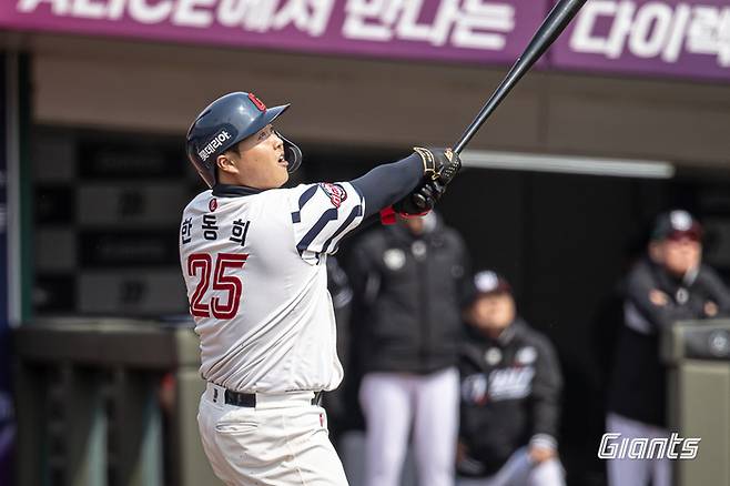 롯데 한동희가 12일 부산 사직구장에서 열린 2026 KBO리그 시범경기 KT전에서 타격하고 있다. 사진 | 롯데 자이언츠