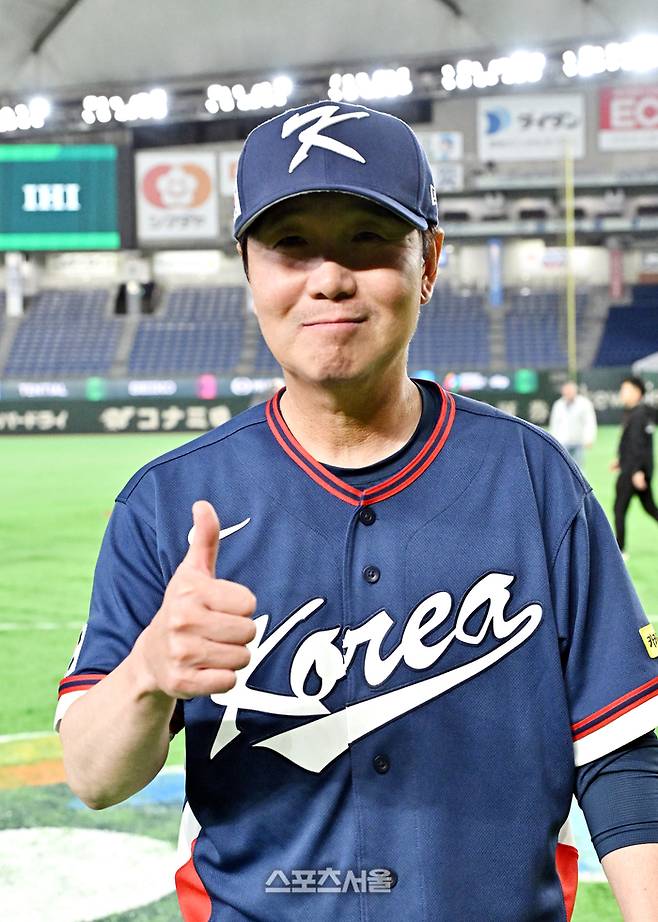 대한민국 야구대표팀의 류지현 감독이 9일 일본 도쿄 도쿄돔에서 열린 2026 월드 베이스볼 클래식(WBC) 조별리그 호주와 경기에서 7-2로 승리해 극적으로 미국 마이애미에서 열리는 8강전 진출을 확정한 뒤 기념촬영을 하며 기뻐하고 있다. 도쿄(일본) | 박진업 기자 upandup@sportsseoul.com