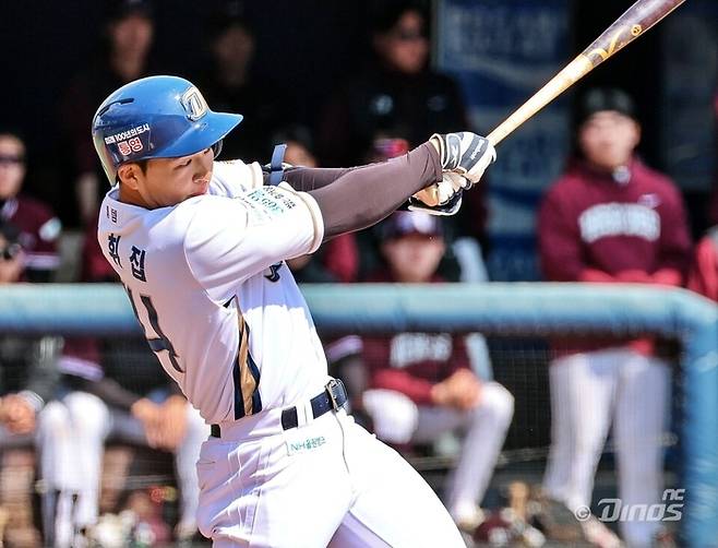 김휘집이 시범경기에서 타격하고 있다. 사진 | NC 다이노스