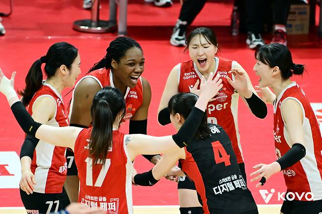기뻐하는 페퍼저축은행 선수들. 제공 | 한국배구연맹