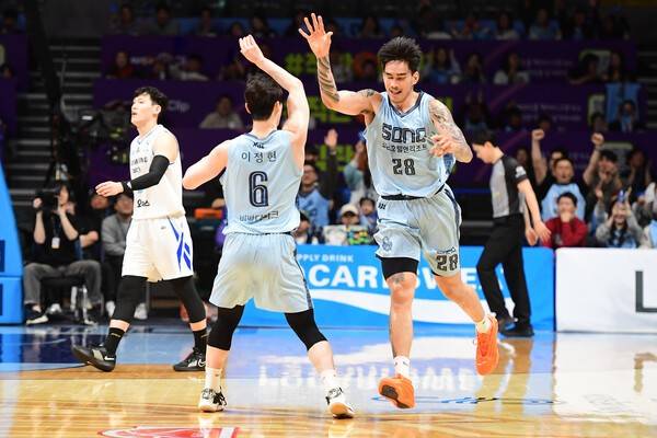 고양 소노 이정현(왼)과 케빈 켐바오. /사진=KBL