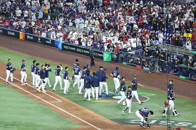 류지현호 WBC, 콜드게임으로 4강행 무산
(마이애미=연합뉴스) 김인철 기자 = 13일(현지시간) 미국 플로리다주 마이애미 론디포파크에서 열린 월드베이스볼클래식(WBC) 대한민국 대 도미니카공화국 준준결승전. 7회말 심판의 콜드게임 선언으로 0-10에 게임을 종료, 패배한 한국 선수들이 아쉬워하고 있다. 2026.3.14
yatoya@yna.co.kr
(끝)
<저작권자(c) 연합뉴스, 무단 전재-재배포, AI 학습 및 활용 금지>