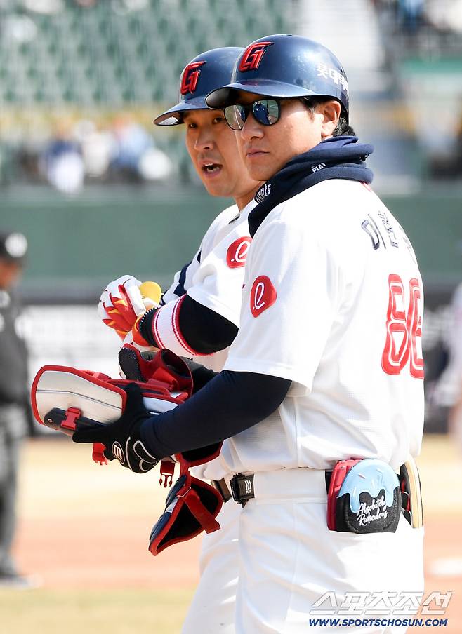 출루에는 성공했지만 옛 동료 실책에 유강남은 웃지 못했다.