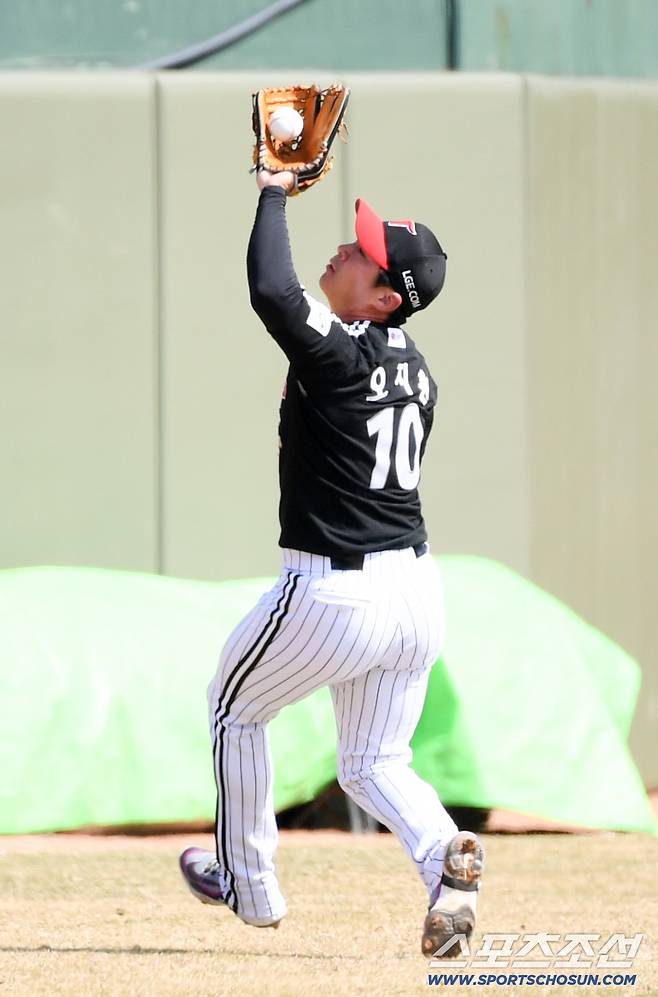 유강남의 타구가 오지환 글러브 손바닥에 맞고 튀어나왔다.