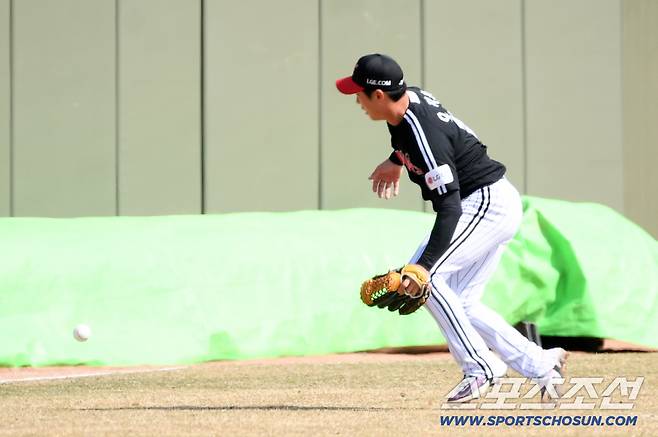 유격수 오지환은 재빨리 후속 동장을 이어나갔다.