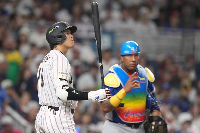Japan's Shohei Ohtani waits for ra review during the seventh inning of a World Baseball Classic quarterfinal game against Venezuela, Saturday, March 14, 2026, in Miami. (AP Photo/Lynne Sladky)
<저작권자(c) 연합뉴스, 무단 전재-재배포, AI 학습 및 활용 금지>