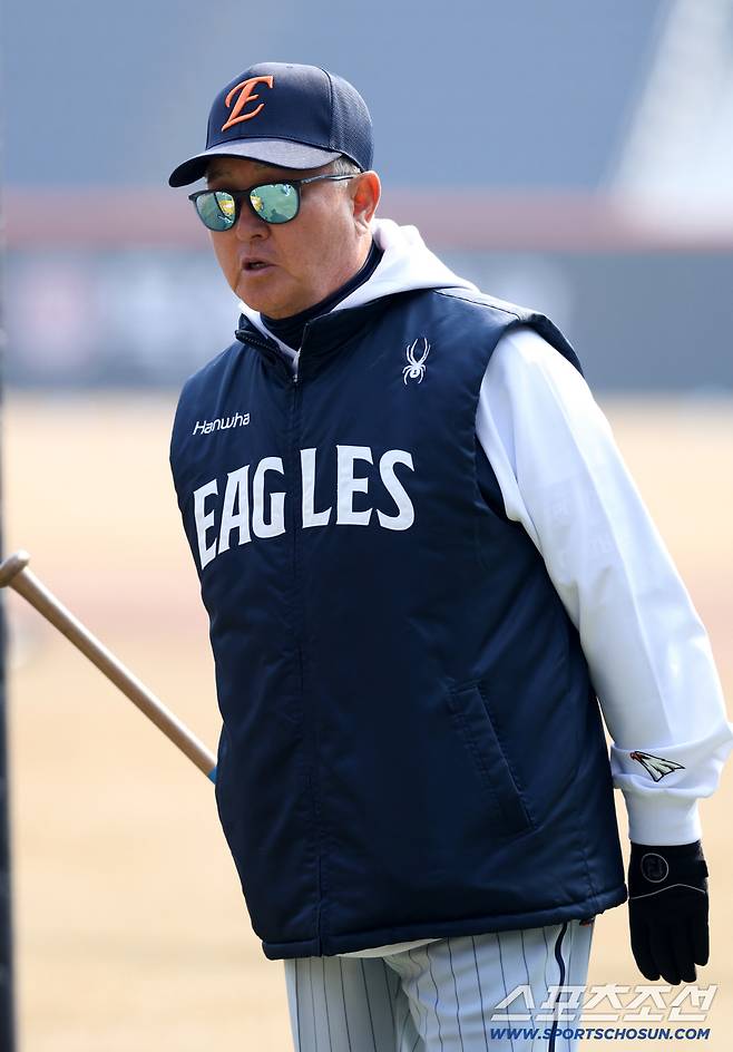 12일 대전한화생명볼파크에서 열린 KBO리그 한화 이글스와 삼성 라이온즈의 시범경기. 한화 김경문 감독이 훈련을 지켜보고 있다. 대전=박재만 기자 pjm@sportschosun.com/2026.03.12/