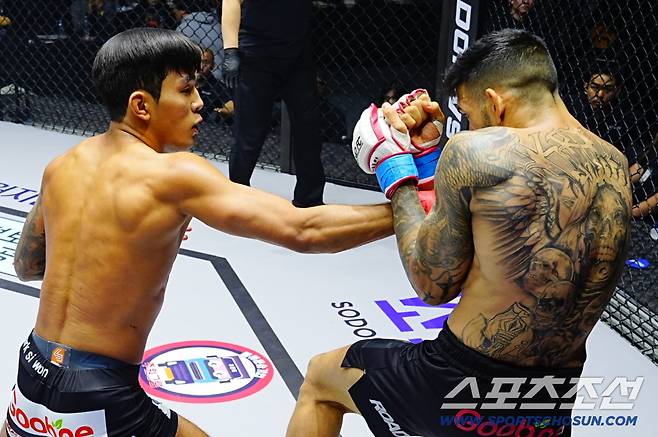 박시원이 페레이라에게 펀치를 날리고 있다. 사진제공=로드FC