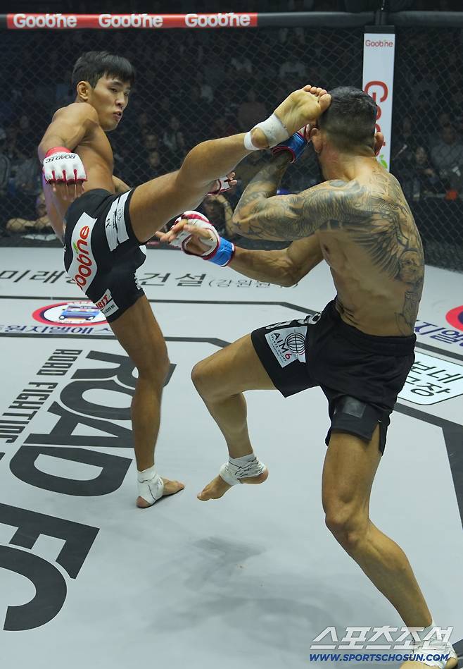 박시원이 페레이라에게 킥을 날리고 있다. 사진제공=로드FC