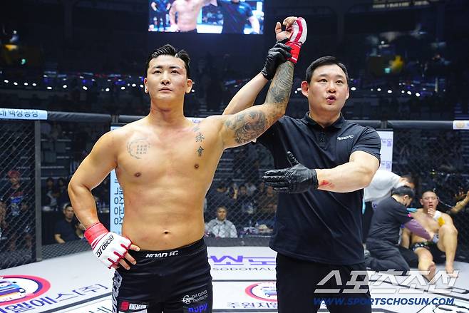 김태인과 세키노 타이세이의 경기. 사진제공=로드FC