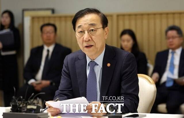 김윤덕 국토교통부 장관은 최근 CBS 라디오 ‘박성태의 뉴스쇼’에 출연해 "(강남권 등) 집값이 더 떨어져야 한다는 것이 기본 생각이다"고 밝혔다. /뉴시스