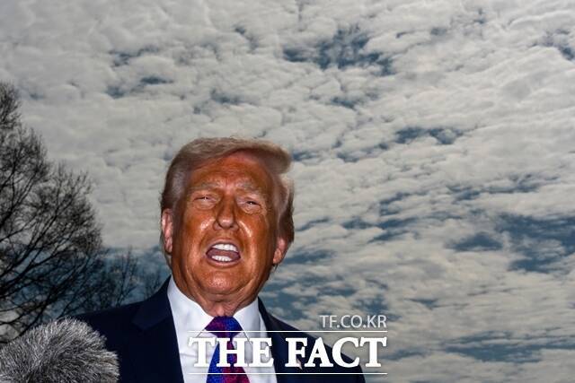 미국 도널드 트럼프 대통령이 중동 사태로 치솟는 유가를 두고 "이전보다 더 떨어질 것으로 생각한다"고 말했다. /AP·뉴시스
