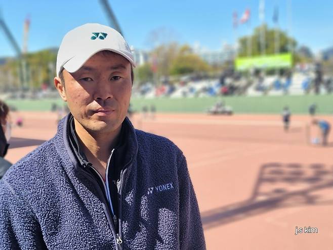 한국 정구의 전설 김진웅이 히로시마 피스컵 국제정구대회 출전했다. 2년 만에 다시 태극마크를 단 김진웅은 9월 아이치-나고야 아시안게임 금메달을 노리고 있다.