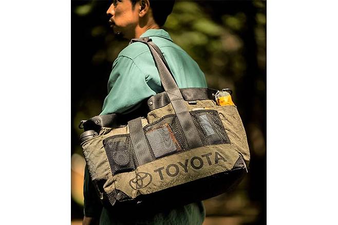 도요타가 장기 주주 500명에게 선물로 주는 '도요타 업사이클' 토트백. 에어백용 나일론 원단과 안전벨트 자투리 소재를 재활용했다./도요타