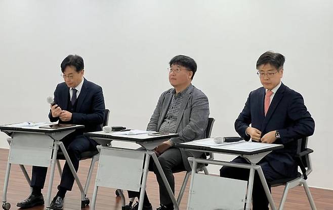 한국게임정책학회가 지난 13일 광화문 CKL스테이지에서 '게임산업법 전면개정안 관련 쟁점 세미나'를 개최했다. 김원 법무법인 김앤장 변호사(왼쪽부터), 황성기 한양대 법학전문대학원 교수, 황정우 법무법인 율촌 변호사.ⓒ데일리안 이주은 기자