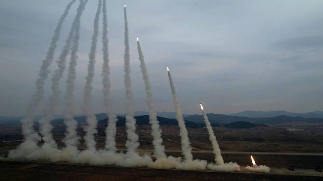 15일 노동당 기관지 노동신문은 “14일 조선인민군 서부지구 장거리포병구분대의 화력타격훈련이 진행됐다"면서 "훈련에는 600㎜ 초정밀 다연장 방사포 12문과 2개의 포병중대가 동원됐다"고 보도했다. (평양 노동신문=뉴스1)