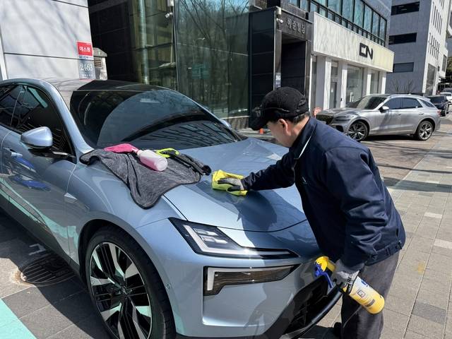 채비스테이 강남서초센터의 직원이 충전 중인 전기차를 손세차하고 있다. 임주희 기자
