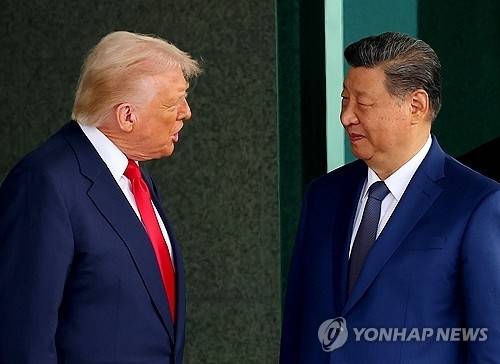 작년 10월 부산 김해공항에서 만난 트럼프 대통령과 시진핑 주석. 연합뉴스 자료사진