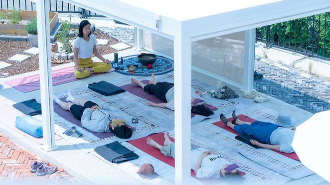운영 중인 양평 요가원에서 요가 강의 중인 배선영씨 /사진=배선영씨 제공