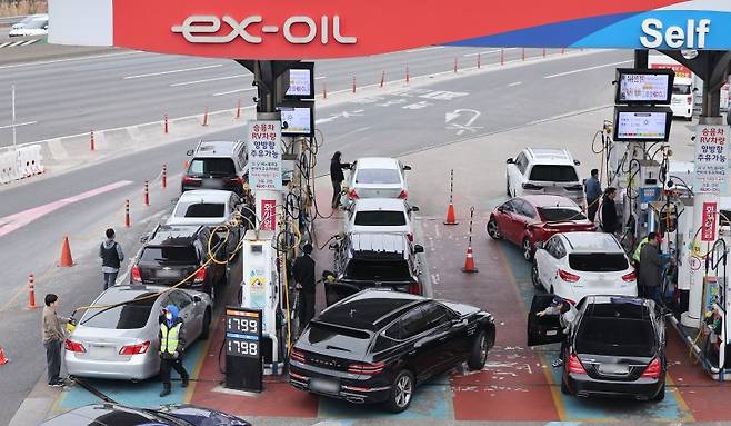 석유 최고가격제 시행 첫 주말을 맞은 15일 서울 서초구 만남의광장 주유소에서 시민들이 주유를 하고 있다. /사진=뉴스1