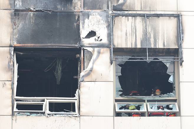 지난 14일 저녁 화재가 발생한 서울 중구 소공동 캡슐호텔형 게스트하우스에서 15일 오후 소방대원들이 화재조사를 하고 있다. 김혜윤 기자 unique@hani.co.kr