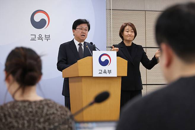 최교진 교육부 장관이 지난 13일 세종시 정부세종청사에서 ‘2027~2031학년도 의과대학 학생 정원 배정안’을 발표하고 있다. 연합뉴스