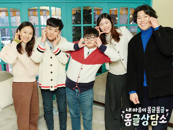 ‘몽글상담소’에 출연한 발달장애 청년들과 이들의 연애 코칭을 맡은 이효리·이상순 부부. SBS 제공