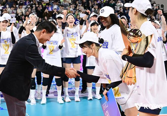 여자 프로배구 한국도로공사가 8년 만에 정규리그 1위에 올랐다. 1등 공신은 세터 이윤정(29)과 리베로 문정원(34)이다. 사진=KOVO