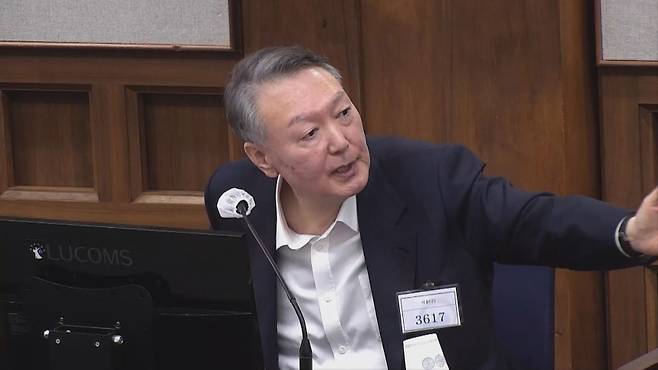 내란 재판에 출석한 윤석열 전 대통령