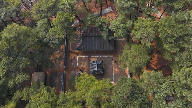 청령포 사이로 보이는 '단종어소'.