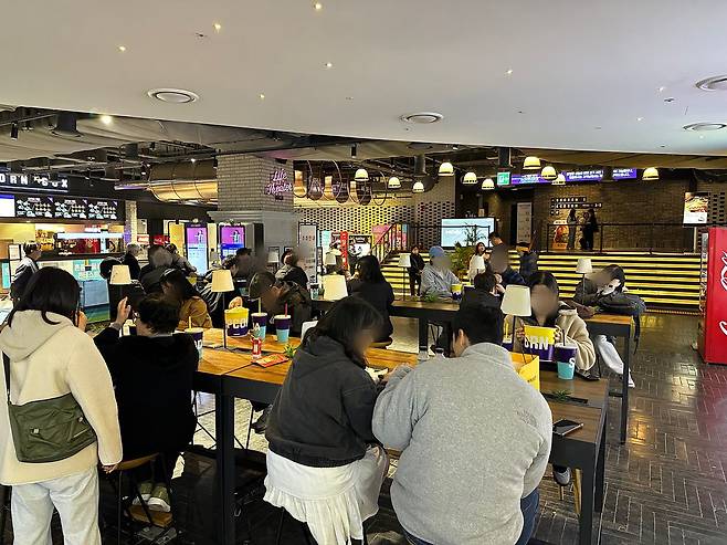 15일 서울 마포구 영화관은 영화 관람객으로 붐볐다. 이날 오전 '왕과사는남자(왕사남)'은 누적 관객 1300만명을 돌파했다. 한찬우 기자