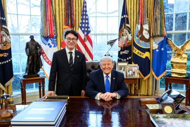 ▲ 김민석 국무총리가 13일(현지시간) 미국 워싱턴DC 백악관 오벌오피스에서 도널드 트럼프 미국 대통령을 만나 깜짝 회동을 가졌다. 총리실 제공.