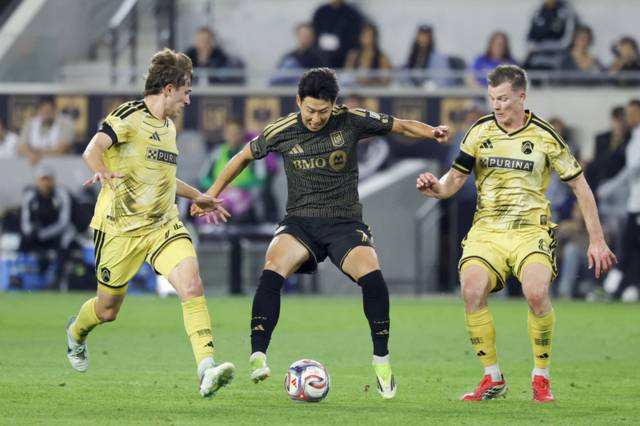 ▲ 로스앤젤레스 FC 손흥민이 15일(한국 시간) 미국 캘리포니아 LA BMO 스타디움에서 열린 세인트루이스 시티 SC와 2026 메이저 리그 사커(MLS) 4라운드 맞대결에서 집중 견제를 벗겨내고 있다. 로이터/연합뉴스