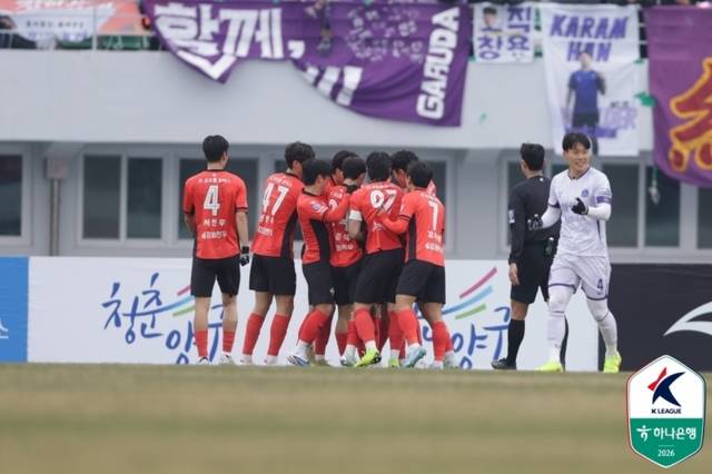 ▲ 강원FC 박상혁이 15일 강릉하이원아레나에서 열린 FC안양과 하나은행 K리그1 2026 3라운드 맞대결에서 선제골을 터트린 뒤 감격의 눈물을 터트리자 동료들이 위로하고 있다. 한국프로축구연맹 제공