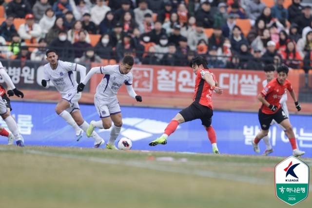 ▲ 강원FC 이유현이 15일 강릉하이원아레나에서 열린 FC안양과 하나은행 K리그1 2026 3라운드 맞대결에서 수비를 시도하고 있다. 한국프로축구연맹 제공