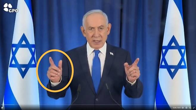 베냐민 네타냐후 이스라엘 총리 연설 영상에서 논란된 약 35초 장면. 오른쪽 손에 손가락이 6개로 보인다. /사진=엑스(X) 갈무리
