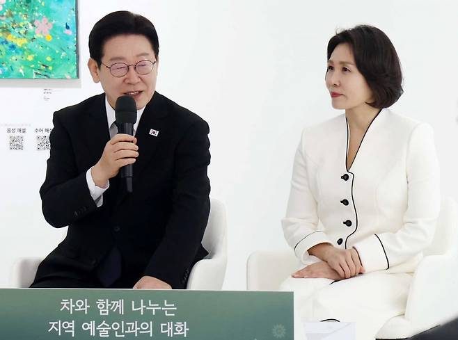 이재명 대통령과 김혜경 여사가 15일 경남 창원시 창동예술촌 아트센터에서 지역예술인들과 문화차담을 하고 있다. 사진=한국경제신문