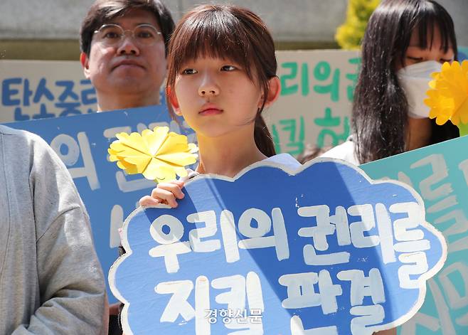 2024년 5월 21일 서울 종로구 헌법재판소 앞에서 한제아 아기기후소송 청구인이 위헌을 촉구하는 기자회견을 하고 있다. 한수빈 기자