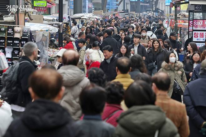 BTS(방탄소년단)의 컴백 공연을 앞두고 서울 도심 인파가 몰릴 것으로 예상되는 가운데 15일 서울 중구 명동거리가 붐비고 있다.