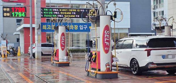 정부의 석유 최고가격제 시행 첫날 부산 동래구 한 직영 주유소. 가격 전광판이 보이는 가운데, 한 운전자가 주유를 하기 위해 들어왔다. 조성우 기자