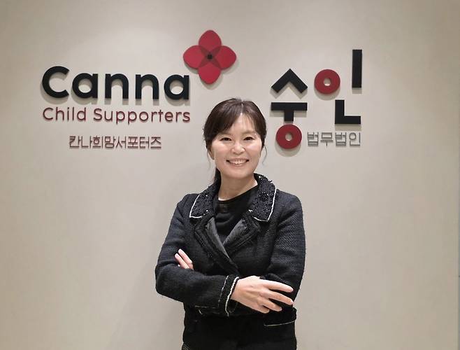 양소영 변호사가 13일 서울 강남구 칸나희망서포터즈 사무실에서 칸나희망서포터즈를 소개하며 미소 짓고 있다.