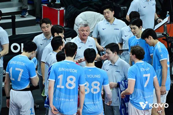 인천 대한항공이 15일 부산 강서실내체육관에서 열린 2025~2026 V-리그 남자부 6라운드 원정 경기에서 OK저축은행전서 작전 타임을 갖고 있다. KOVO 제공