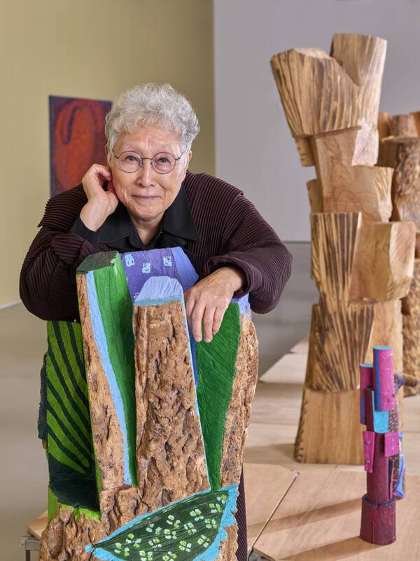 ‘김윤신: 합이합일 분이분일’ 전시장에서의 김윤신 작가. 전명은 사진, 호암미술관 제공