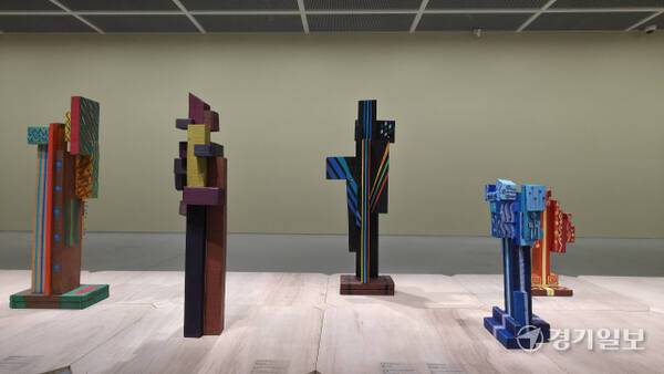 2층 전시장에는 2020년 코로나로 외부활동이 제한됐던 시기 작가가 만든 작품들이 런웨이처럼 펼쳐져 있다. 이나경기자