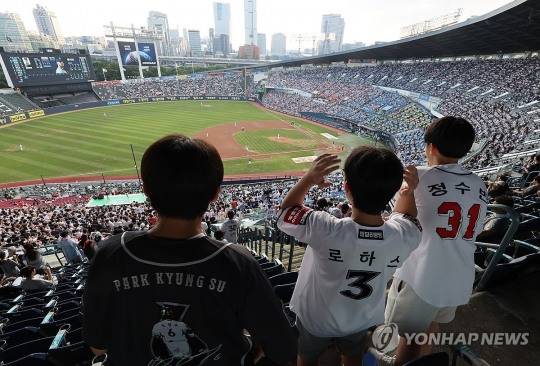 경기장을 가득 메운 관중들