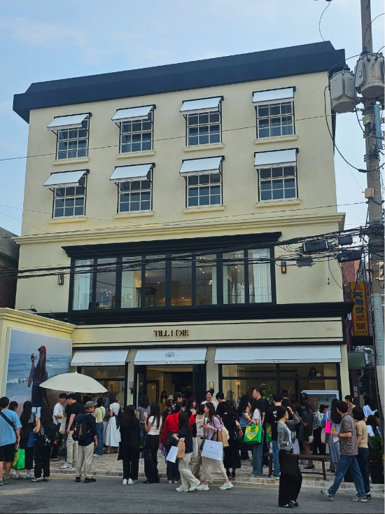 서울 성수동 매장에는 연일 외국인 고객이 줄을 서는 진풍경이 벌어진다. (사진=제이엔케이코퍼레이션 제공)