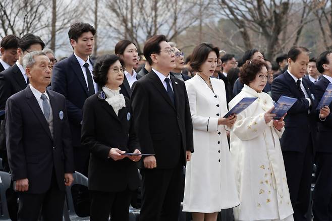 이재명 대통령이 3·15의거 기념식에 참석했다. 사진은 이재명 대통령과 김혜경 여사가 15일 창원 국립 3·15 민주묘지에서 열린 제66주년 3·15의거 기념식에서 노래를 제창하고 있는 모습. /사진=뉴스1