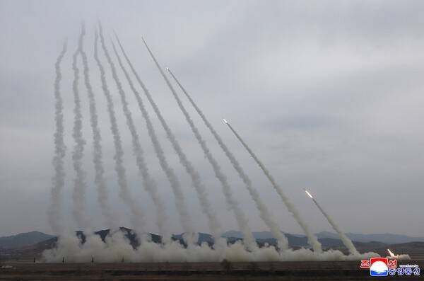 북한 조선중앙통신은 김정은 북한 국무위원장이 참관한 가운데 14일 600mm 초정밀다연장방사포 타격훈련을 진행했다고 15일 보도했다. 조선중앙통신 캡처/연합뉴스