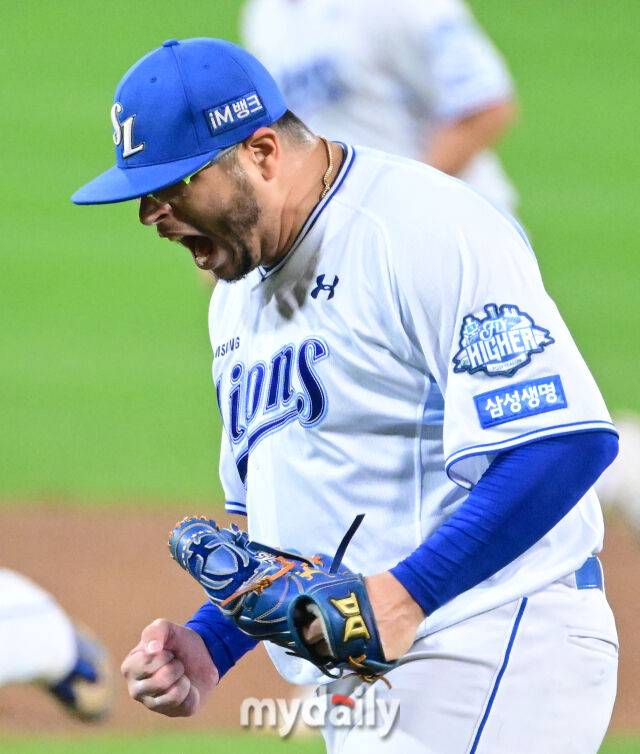 2025년 10월 14일 오후 대구 삼성라이온즈파크에서 열린 '2025 신한 SOL Bank KBO 포스트시즌' SSG 랜더스와 삼성 라이온즈의 준플레이오프 4차전 경기. 삼성 후라도가 7회초 투구를 마친 뒤 포효하고 있다./마이데일리